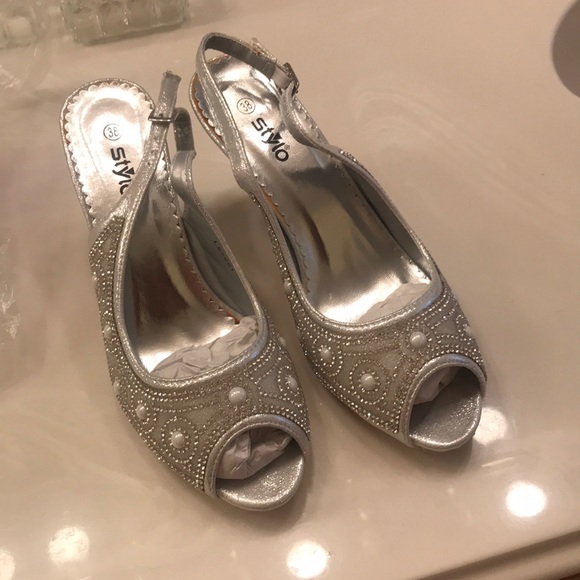 Silver Heels - Picture 4 of 6